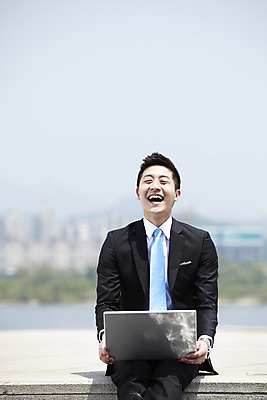 포토 JPG 주간 직업 라이프스타일 남자 맨라이프 비즈니스 한명 미소 웃음 사람 앉기 동양인 정장 20대 성인 야외 앞모습 아웃포커스 비즈니스라이프 노트북 컴퓨터 한국인 웹서핑 도시 직장인 비즈니스맨 남자만 남자한명만 성인남자만 청년만 청년남자만 청년남자한명만 성인한명만 성인남자한명만 성인만 국내포토 자연요소 1 옷 뷰포인트 모션 촬영기법 표정 인종 청년 생활 전자제품 파일형식