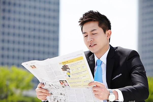 포토 JPG 주간 직업 라이프스타일 응시 남자 맨라이프 비즈니스 한명 들기 사람 동양인 정장 빌딩 상반신 20대 성인 야외 건물 아웃포커스 비즈니스라이프 한국인 직장인 비즈니스맨 신문 뉴스 신문읽기 남자만 남자한명만 성인남자만 청년만 청년남자만 청년남자한명만 성인한명만 성인남자한명만 성인만 국내포토 자연요소 1 건축물 시선 옷 모션 촬영기법 인종 청년 생활 간행물 읽기 파일형식