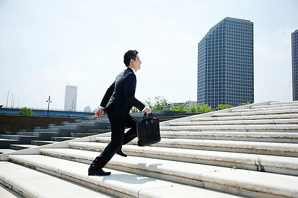 포토 JPG 주간 전신 직업 라이프스타일 남자 맨라이프 서류가방 가방 비즈니스 한명 들기 사람 동양인 정장 빌딩 20대 성인 야외 건물 옆모습 비즈니스라이프 달리기 계단 한국인 도시 직장인 비즈니스맨 지각 출근 바쁨 남자만 남자한명만 성인남자만 청년만 청년남자만 청년남자한명만 성인한명만 성인남자한명만 성인만 국내포토 자연요소 1 건축물 잡화 옷 뷰포인트 모션 인종 청년 생활 출퇴근 파일형식