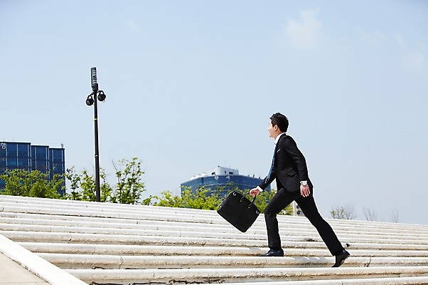 포토 JPG 주간 전신 직업 라이프스타일 남자 맨라이프 가로등 서류가방 가방 비즈니스 한명 들기 사람 동양인 정장 빌딩 20대 성인 야외 건물 옆모습 비즈니스라이프 걷기 계단 한국인 도시 직장인 비즈니스맨 지각 출근 바쁨 남자만 남자한명만 성인남자만 청년만 청년남자만 청년남자한명만 성인한명만 성인남자한명만 성인만 국내포토 자연요소 1 건축물 잡화 옷 공공시설 뷰포인트 모션 인종 청년 생활 출퇴근 파일형식