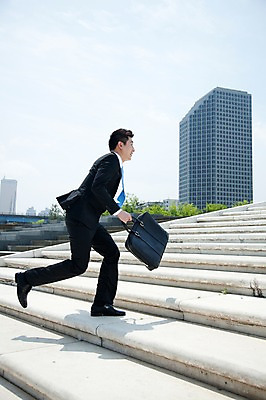 포토 JPG 주간 전신 직업 라이프스타일 남자 맨라이프 서류가방 가방 비즈니스 한명 들기 사람 동양인 정장 빌딩 20대 성인 야외 건물 옆모습 비즈니스라이프 달리기 계단 한국인 도시 직장인 비즈니스맨 지각 출근 바쁨 남자만 남자한명만 성인남자만 청년만 청년남자만 청년남자한명만 성인한명만 성인남자한명만 성인만 국내포토 자연요소 1 건축물 잡화 옷 뷰포인트 모션 인종 청년 생활 출퇴근 파일형식