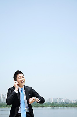 포토 JPG 주간 직업 라이프스타일 남자 맨라이프 비즈니스 한명 미소 웃음 들기 사람 동양인 정장 상반신 20대 성인 야외 앞모습 비즈니스라이프 스마트폰 한국인 도시 시간 직장인 비즈니스맨 전화기 손목시계 한강 통화 남자만 남자한명만 성인남자만 청년만 청년남자만 청년남자한명만 성인한명만 성인남자한명만 성인만 국내포토 자연요소 1 옷 뷰포인트 시계 장신구 모션 서울 표정 인종 청년 생활 핸드폰 스마트기기 랜드마크 파일형식