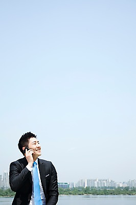 포토 JPG 주간 직업 라이프스타일 응시 남자 맨라이프 비즈니스 하늘 한명 미소 웃음 들기 사람 동양인 정장 상반신 20대 성인 야외 앞모습 비즈니스라이프 스마트폰 한국인 도시 직장인 비즈니스맨 전화기 한강 통화 남자만 남자한명만 성인남자만 청년만 청년남자만 청년남자한명만 성인한명만 성인남자한명만 성인만 국내포토 자연요소 1 시선 옷 뷰포인트 모션 서울 표정 인종 청년 생활 핸드폰 스마트기기 랜드마크 파일형식
