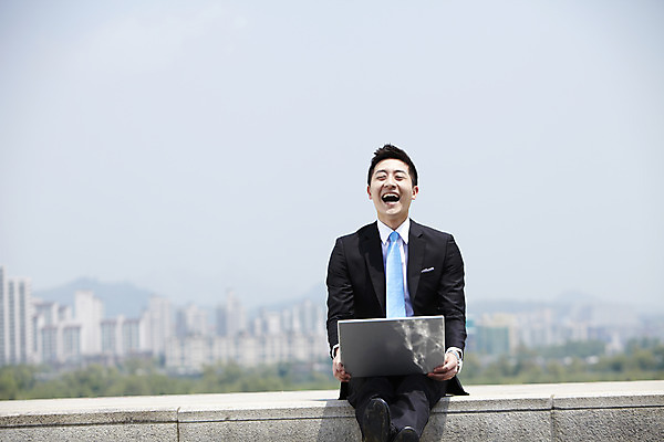 포토 JPG 주간 직업 라이프스타일 남자 맨라이프 비즈니스 한명 미소 웃음 사람 앉기 동양인 정장 20대 성인 야외 앞모습 아웃포커스 비즈니스라이프 노트북 컴퓨터 한국인 웹서핑 도시 직장인 비즈니스맨 남자만 남자한명만 성인남자만 청년만 청년남자만 청년남자한명만 성인한명만 성인남자한명만 성인만 국내포토 자연요소 1 옷 뷰포인트 모션 촬영기법 표정 인종 청년 생활 전자제품 파일형식