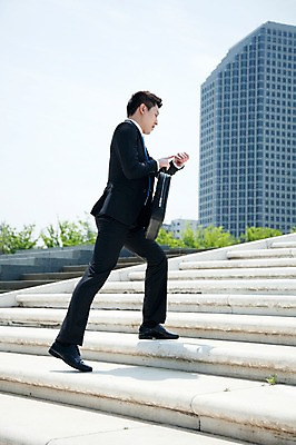 포토 JPG 주간 전신 직업 라이프스타일 응시 남자 맨라이프 서류가방 가방 비즈니스 한명 들기 사람 동양인 정장 빌딩 20대 성인 야외 건물 옆모습 비즈니스라이프 걷기 계단 한국인 도시 시간 직장인 비즈니스맨 지각 손목시계 출근 바쁨 남자만 남자한명만 성인남자만 청년만 청년남자만 청년남자한명만 성인한명만 성인남자한명만 성인만 국내포토 자연요소 1 건축물 시선 잡화 옷 뷰포인트 시계 장신구 모션 인종 청년 생활 출퇴근 파일형식