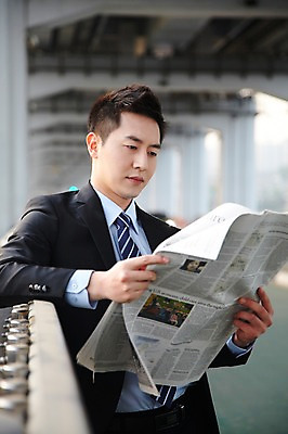 포토 JPG 주간 직업 라이프스타일 응시 남자 맨라이프 비즈니스 난간 한명 들기 사람 동양인 정장 상반신 20대 성인 야외 앞모습 아웃포커스 비즈니스라이프 한국인 직장인 비즈니스맨 신문 뉴스 신문읽기 남자만 남자한명만 성인남자만 청년만 청년남자만 청년남자한명만 성인한명만 성인남자한명만 성인만 국내포토 자연요소 1 시선 옷 뷰포인트 모션 촬영기법 인종 청년 생활 간행물 읽기 파일형식