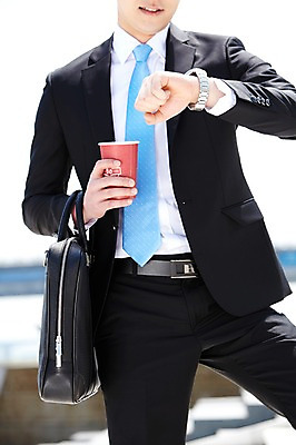포토 JPG 주간 직업 라이프스타일 남자 커피 음료 맨라이프 서류가방 가방 비즈니스 티타임 휴식 한명 서기 들기 사람 동양인 정장 20대 성인 야외 앞모습 아웃포커스 비즈니스라이프 한국인 시간 직장인 비즈니스맨 차 손목시계 남자만 남자한명만 성인남자만 청년만 청년남자만 청년남자한명만 성인한명만 성인남자한명만 성인만 국내포토 자연요소 1 잡화 옷 뷰포인트 시계 컨셉 장신구 모션 촬영기법 인종 청년 생활 파일형식