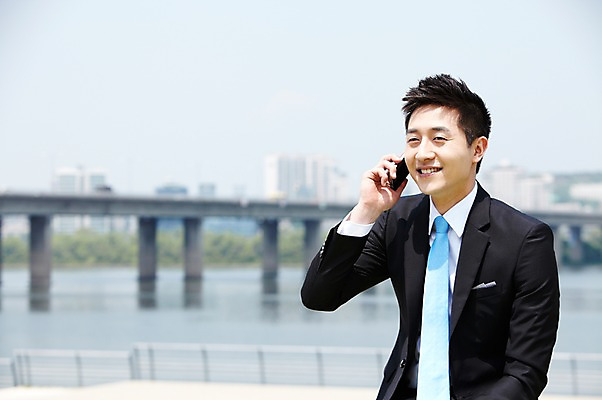 포토 JPG 주간 직업 라이프스타일 응시 남자 맨라이프 비즈니스 한명 미소 웃음 들기 사람 동양인 정장 상반신 20대 성인 야외 앞모습 아웃포커스 비즈니스라이프 스마트폰 한국인 도시 직장인 비즈니스맨 전화기 한강 통화 가교 남자만 남자한명만 성인남자만 청년만 청년남자만 청년남자한명만 성인한명만 성인남자한명만 성인만 국내포토 자연요소 1 건축물 시선 옷 뷰포인트 모션 서울 촬영기법 표정 인종 청년 생활 핸드폰 스마트기기 랜드마크 파일형식