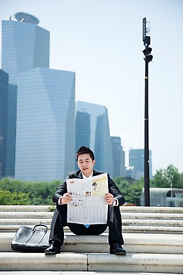 포토 JPG 주간 전신 직업 라이프스타일 응시 남자 맨라이프 가로등 서류가방 가방 비즈니스 한명 들기 사람 앉기 동양인 정장 빌딩 20대 성인 야외 건물 앞모습 아웃포커스 비즈니스라이프 계단 한국인 도시 직장인 비즈니스맨 신문 뉴스 신문읽기 남자만 남자한명만 성인남자만 청년만 청년남자만 청년남자한명만 성인한명만 성인남자한명만 성인만 국내포토 자연요소 1 건축물 시선 잡화 옷 공공시설 뷰포인트 모션 촬영기법 인종 청년 생활 간행물 읽기 파일형식