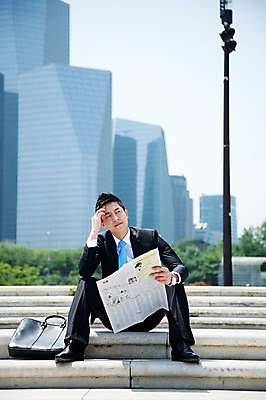 포토 JPG 주간 전신 직업 라이프스타일 응시 남자 맨라이프 가로등 서류가방 가방 비즈니스 한명 들기 사람 앉기 동양인 정장 빌딩 20대 성인 야외 건물 앞모습 아웃포커스 비즈니스라이프 계단 한국인 도시 직장인 비즈니스맨 신문 뉴스 신문읽기 남자만 남자한명만 성인남자만 청년만 청년남자만 청년남자한명만 성인한명만 성인남자한명만 성인만 국내포토 자연요소 1 건축물 시선 잡화 옷 공공시설 뷰포인트 모션 촬영기법 인종 청년 생활 간행물 읽기 파일형식