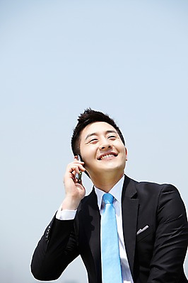 포토 JPG 주간 직업 라이프스타일 응시 남자 맨라이프 비즈니스 한명 미소 웃음 들기 사람 동양인 정장 상반신 20대 성인 야외 앞모습 비즈니스라이프 스마트폰 한국인 직장인 비즈니스맨 전화기 통화 남자만 남자한명만 성인남자만 청년만 청년남자만 청년남자한명만 성인한명만 성인남자한명만 성인만 국내포토 자연요소 1 시선 옷 뷰포인트 모션 표정 인종 청년 생활 핸드폰 스마트기기 파일형식