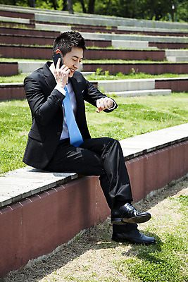 포토 JPG 주간 전신 직업 라이프스타일 응시 남자 맨라이프 벤치 의자 비즈니스 한명 미소 웃음 들기 사람 앉기 동양인 정장 20대 성인 야외 옆모습 아웃포커스 비즈니스라이프 스마트폰 한국인 다리꼬기 시간 직장인 비즈니스맨 전화기 손목시계 통화 남자만 남자한명만 성인남자만 청년만 청년남자만 청년남자한명만 성인한명만 성인남자한명만 성인만 국내포토 자연요소 1 시선 옷 뷰포인트 시계 가구 장신구 모션 촬영기법 표정 인종 청년 생활 핸드폰 스마트기기 파일형식