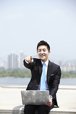 포토 JPG 주간 직업 라이프스타일 남자 맨라이프 비즈니스 한명 미소 웃음 사람 앉기 동양인 정장 손짓 20대 성인 야외 앞모습 아웃포커스 비즈니스라이프 노트북 컴퓨터 한국인 가리킴 웹서핑 도시 직장인 비즈니스맨 남자만 남자한명만 성인남자만 청년만 청년남자만 청년남자한명만 성인한명만 성인남자한명만 성인만 국내포토 자연요소 1 옷 뷰포인트 모션 촬영기법 표정 인종 청년 생활 전자제품 파일형식