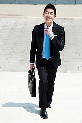 포토 JPG 주간 전신 직업 라이프스타일 남자 맨라이프 서류가방 가방 비즈니스 한명 미소 웃음 들기 사람 동양인 정장 20대 성인 야외 앞모습 비즈니스라이프 걷기 계단 한국인 직장인 비즈니스맨 출근 남자만 남자한명만 성인남자만 청년만 청년남자만 청년남자한명만 성인한명만 성인남자한명만 성인만 국내포토 자연요소 1 잡화 옷 뷰포인트 모션 표정 인종 청년 생활 출퇴근 파일형식