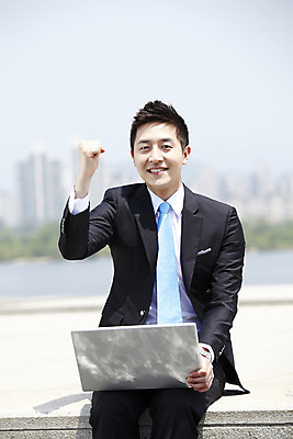 포토 JPG 주간 직업 라이프스타일 남자 맨라이프 비즈니스 한명 미소 웃음 사람 앉기 동양인 정장 손짓 20대 성인 야외 앞모습 아웃포커스 비즈니스라이프 노트북 컴퓨터 파이팅 주먹 한국인 웹서핑 도시 직장인 비즈니스맨 남자만 남자한명만 성인남자만 청년만 청년남자만 청년남자한명만 성인한명만 성인남자한명만 성인만 국내포토 자연요소 1 옷 뷰포인트 모션 촬영기법 표정 인종 청년 생활 전자제품 파일형식