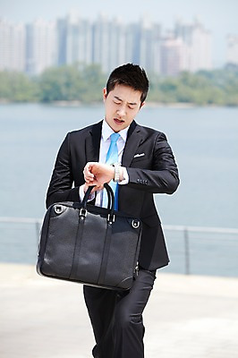 포토 JPG 주간 직업 라이프스타일 응시 남자 맨라이프 서류가방 가방 비즈니스 한명 서기 들기 사람 동양인 정장 빌딩 20대 성인 야외 앞모습 아웃포커스 비즈니스라이프 한국인 도시 시간 직장인 비즈니스맨 지각 손목시계 한강 출근 남자만 남자한명만 성인남자만 청년만 청년남자만 청년남자한명만 성인한명만 성인남자한명만 성인만 국내포토 자연요소 1 시선 잡화 옷 뷰포인트 시계 장신구 모션 서울 촬영기법 인종 청년 건물 생활 출퇴근 랜드마크 파일형식