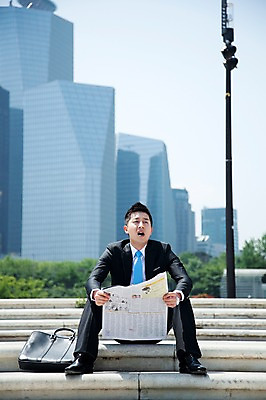 포토 JPG 주간 전신 직업 라이프스타일 응시 남자 맨라이프 가로등 서류가방 가방 비즈니스 한명 들기 사람 앉기 동양인 정장 빌딩 20대 성인 야외 건물 앞모습 아웃포커스 비즈니스라이프 계단 한국인 도시 직장인 비즈니스맨 신문 뉴스 신문읽기 남자만 남자한명만 성인남자만 청년만 청년남자만 청년남자한명만 성인한명만 성인남자한명만 성인만 국내포토 자연요소 1 건축물 시선 잡화 옷 공공시설 뷰포인트 모션 촬영기법 인종 청년 생활 간행물 읽기 파일형식