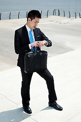 포토 JPG 주간 전신 직업 라이프스타일 응시 남자 맨라이프 서류가방 가방 비즈니스 한명 서기 들기 사람 동양인 정장 20대 성인 야외 비즈니스라이프 계단 한국인 시간 직장인 비즈니스맨 지각 손목시계 출근 남자만 남자한명만 성인남자만 청년만 청년남자만 청년남자한명만 성인한명만 성인남자한명만 성인만 국내포토 자연요소 1 시선 잡화 옷 시계 장신구 모션 인종 청년 생활 출퇴근 파일형식