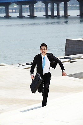 포토 JPG 주간 전신 직업 라이프스타일 남자 맨라이프 서류가방 가방 비즈니스 한명 미소 웃음 들기 사람 동양인 정장 20대 성인 야외 앞모습 비즈니스라이프 달리기 한국인 직장인 비즈니스맨 한강 출근 바쁨 남자만 남자한명만 성인남자만 청년만 청년남자만 청년남자한명만 성인한명만 성인남자한명만 성인만 국내포토 자연요소 1 잡화 옷 뷰포인트 모션 서울 표정 인종 청년 생활 출퇴근 랜드마크 파일형식