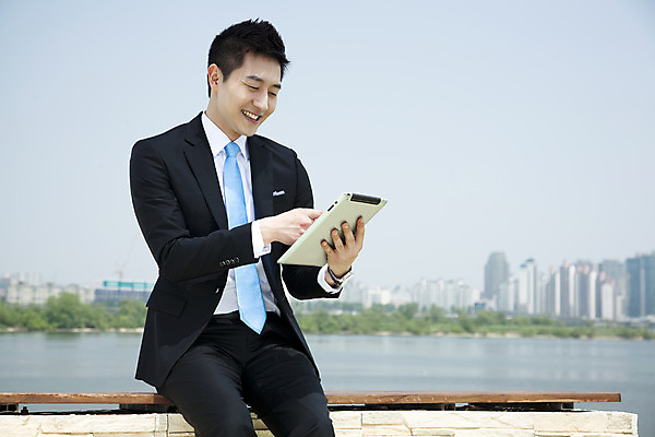 포토 JPG 주간 직업 라이프스타일 응시 남자 맨라이프 비즈니스 한명 미소 웃음 들기 사람 앉기 동양인 정장 빌딩 20대 성인 야외 아웃포커스 비즈니스라이프 태블릿 한국인 웹서핑 도시 직장인 비즈니스맨 한강 남자만 남자한명만 성인남자만 청년만 청년남자만 청년남자한명만 성인한명만 성인남자한명만 성인만 국내포토 자연요소 1 시선 옷 모션 서울 촬영기법 표정 인종 청년 건물 생활 전자제품 스마트기기 랜드마크 파일형식