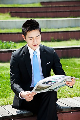 포토 JPG 주간 직업 라이프스타일 응시 남자 맨라이프 벤치 의자 비즈니스 한명 들기 사람 앉기 동양인 정장 20대 성인 야외 앞모습 아웃포커스 비즈니스라이프 한국인 직장인 비즈니스맨 신문 뉴스 신문읽기 남자만 남자한명만 성인남자만 청년만 청년남자만 청년남자한명만 성인한명만 성인남자한명만 성인만 국내포토 자연요소 1 시선 옷 뷰포인트 가구 모션 촬영기법 인종 청년 생활 간행물 읽기 파일형식