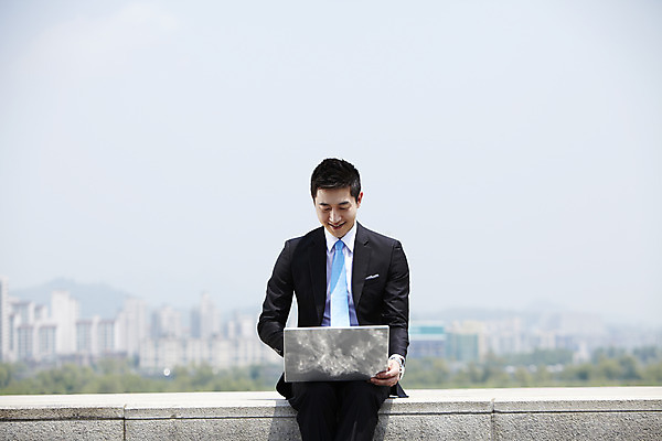 포토 JPG 주간 직업 라이프스타일 응시 남자 맨라이프 비즈니스 한명 미소 웃음 사람 앉기 동양인 정장 20대 성인 야외 앞모습 아웃포커스 비즈니스라이프 노트북 컴퓨터 한국인 웹서핑 도시 직장인 비즈니스맨 남자만 남자한명만 성인남자만 청년만 청년남자만 청년남자한명만 성인한명만 성인남자한명만 성인만 국내포토 자연요소 1 시선 옷 뷰포인트 모션 촬영기법 표정 인종 청년 생활 전자제품 파일형식
