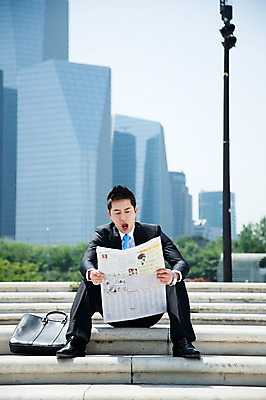 포토 JPG 주간 전신 직업 라이프스타일 응시 남자 맨라이프 가로등 서류가방 가방 비즈니스 한명 들기 사람 앉기 동양인 정장 빌딩 20대 성인 야외 건물 앞모습 아웃포커스 비즈니스라이프 계단 놀람 한국인 도시 직장인 비즈니스맨 신문 뉴스 신문읽기 남자만 남자한명만 성인남자만 청년만 청년남자만 청년남자한명만 성인한명만 성인남자한명만 성인만 국내포토 자연요소 1 건축물 시선 잡화 옷 공공시설 감정 뷰포인트 모션 촬영기법 표정 인종 청년 생활 간행물 읽기 파일형식