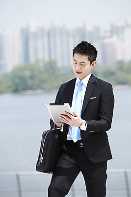 포토 JPG 주간 직업 라이프스타일 응시 남자 맨라이프 서류가방 가방 비즈니스 한명 서기 들기 사람 동양인 정장 빌딩 20대 성인 야외 아웃포커스 비즈니스라이프 태블릿 한국인 웹서핑 도시 직장인 비즈니스맨 한강 남자만 남자한명만 성인남자만 청년만 청년남자만 청년남자한명만 성인한명만 성인남자한명만 성인만 국내포토 자연요소 1 시선 잡화 옷 모션 서울 촬영기법 인종 청년 건물 생활 전자제품 스마트기기 랜드마크 파일형식