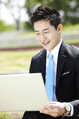 포토 JPG 주간 직업 라이프스타일 응시 남자 맨라이프 비즈니스 한명 미소 웃음 사람 동양인 정장 상반신 20대 성인 야외 아웃포커스 비즈니스라이프 노트북 컴퓨터 한국인 웹서핑 직장인 비즈니스맨 남자만 남자한명만 성인남자만 청년만 청년남자만 청년남자한명만 성인한명만 성인남자한명만 성인만 국내포토 자연요소 1 시선 옷 촬영기법 표정 인종 청년 생활 전자제품 파일형식