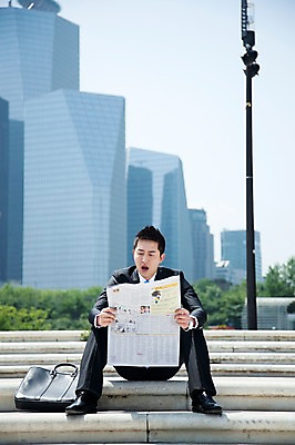 포토 JPG 주간 전신 직업 라이프스타일 응시 남자 맨라이프 가로등 서류가방 가방 비즈니스 한명 들기 사람 앉기 동양인 정장 빌딩 20대 성인 야외 건물 앞모습 아웃포커스 비즈니스라이프 계단 놀람 한국인 도시 직장인 비즈니스맨 신문 뉴스 신문읽기 남자만 남자한명만 성인남자만 청년만 청년남자만 청년남자한명만 성인한명만 성인남자한명만 성인만 국내포토 자연요소 1 건축물 시선 잡화 옷 공공시설 감정 뷰포인트 모션 촬영기법 표정 인종 청년 생활 간행물 읽기 파일형식