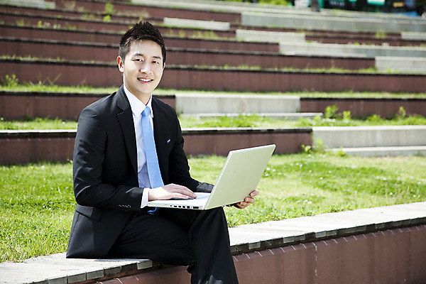 포토 JPG 주간 직업 라이프스타일 남자 맨라이프 벤치 의자 비즈니스 한명 미소 웃음 들기 사람 앉기 동양인 정장 20대 성인 야외 옆모습 아웃포커스 비즈니스라이프 노트북 컴퓨터 한국인 웹서핑 직장인 비즈니스맨 남자만 남자한명만 성인남자만 청년만 청년남자만 청년남자한명만 성인한명만 성인남자한명만 성인만 국내포토 자연요소 1 옷 뷰포인트 가구 모션 촬영기법 표정 인종 청년 생활 전자제품 파일형식