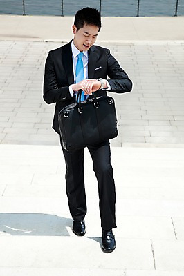 포토 JPG 주간 전신 직업 라이프스타일 응시 남자 맨라이프 서류가방 가방 비즈니스 한명 들기 사람 동양인 정장 20대 성인 야외 앞모습 비즈니스라이프 걷기 계단 한국인 시간 직장인 비즈니스맨 지각 손목시계 출근 남자만 남자한명만 성인남자만 청년만 청년남자만 청년남자한명만 성인한명만 성인남자한명만 성인만 국내포토 자연요소 1 시선 잡화 옷 뷰포인트 시계 장신구 모션 인종 청년 생활 출퇴근 파일형식