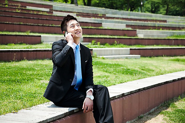 포토 JPG 주간 직업 라이프스타일 응시 남자 맨라이프 벤치 의자 비즈니스 한명 미소 웃음 들기 사람 앉기 동양인 정장 20대 성인 야외 옆모습 아웃포커스 비즈니스라이프 스마트폰 한국인 직장인 비즈니스맨 전화기 통화 남자만 남자한명만 성인남자만 청년만 청년남자만 청년남자한명만 성인한명만 성인남자한명만 성인만 국내포토 자연요소 1 시선 옷 뷰포인트 가구 모션 촬영기법 표정 인종 청년 생활 핸드폰 스마트기기 파일형식
