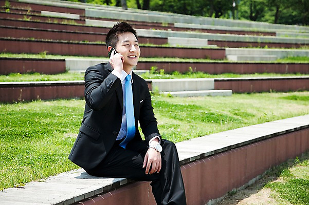 포토 JPG 주간 직업 라이프스타일 응시 남자 맨라이프 벤치 의자 비즈니스 한명 미소 웃음 들기 사람 앉기 동양인 정장 20대 성인 야외 옆모습 아웃포커스 비즈니스라이프 스마트폰 한국인 직장인 비즈니스맨 전화기 통화 남자만 남자한명만 성인남자만 청년만 청년남자만 청년남자한명만 성인한명만 성인남자한명만 성인만 국내포토 자연요소 1 시선 옷 뷰포인트 가구 모션 촬영기법 표정 인종 청년 생활 핸드폰 스마트기기 파일형식