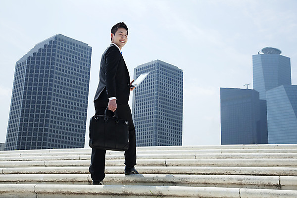포토 JPG 주간 전신 직업 라이프스타일 남자 맨라이프 서류가방 가방 비즈니스 한명 미소 웃음 들기 사람 동양인 정장 빌딩 20대 성인 야외 건물 뒷모습 비즈니스라이프 태블릿 걷기 계단 고층빌딩 한국인 웹서핑 도시 직장인 비즈니스맨 뒤돌아보기 출근 남자만 남자한명만 성인남자만 청년만 청년남자만 청년남자한명만 성인한명만 성인남자한명만 성인만 국내포토 자연요소 1 건축물 잡화 옷 뷰포인트 모션 표정 인종 청년 생활 전자제품 스마트기기 출퇴근 파일형식