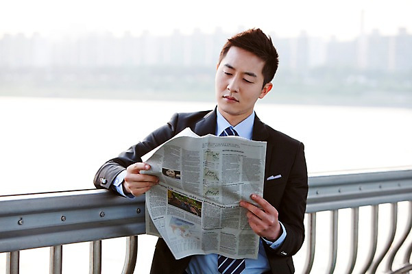 포토 JPG 주간 직업 라이프스타일 응시 남자 맨라이프 비즈니스 난간 한명 들기 사람 동양인 정장 상반신 20대 성인 야외 앞모습 아웃포커스 비즈니스라이프 한국인 도시 직장인 비즈니스맨 신문 뉴스 신문읽기 한강 남자만 남자한명만 성인남자만 청년만 청년남자만 청년남자한명만 성인한명만 성인남자한명만 성인만 국내포토 자연요소 1 시선 옷 뷰포인트 모션 서울 촬영기법 인종 청년 생활 간행물 읽기 랜드마크 파일형식