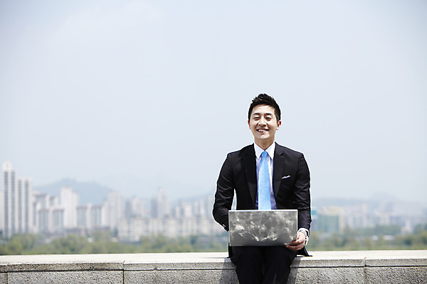 포토 JPG 주간 직업 라이프스타일 남자 맨라이프 비즈니스 한명 미소 웃음 사람 앉기 동양인 정장 20대 성인 야외 앞모습 아웃포커스 비즈니스라이프 노트북 컴퓨터 한국인 웹서핑 도시 직장인 비즈니스맨 남자만 남자한명만 성인남자만 청년만 청년남자만 청년남자한명만 성인한명만 성인남자한명만 성인만 국내포토 자연요소 1 옷 뷰포인트 모션 촬영기법 표정 인종 청년 생활 전자제품 파일형식