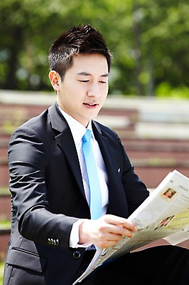 포토 JPG 주간 직업 라이프스타일 응시 남자 맨라이프 비즈니스 한명 들기 사람 앉기 동양인 정장 20대 성인 야외 아웃포커스 비즈니스라이프 한국인 직장인 비즈니스맨 신문 뉴스 신문읽기 남자만 남자한명만 성인남자만 청년만 청년남자만 청년남자한명만 성인한명만 성인남자한명만 성인만 국내포토 자연요소 1 시선 옷 모션 촬영기법 인종 청년 생활 간행물 읽기 파일형식