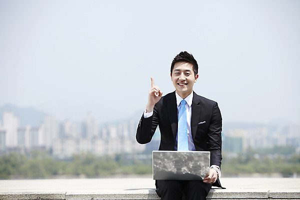 포토 JPG 주간 직업 라이프스타일 남자 맨라이프 비즈니스 한명 미소 웃음 사람 앉기 동양인 정장 손짓 20대 성인 야외 앞모습 아웃포커스 비즈니스라이프 노트북 컴퓨터 한국인 웹서핑 도시 직장인 비즈니스맨 남자만 남자한명만 성인남자만 청년만 청년남자만 청년남자한명만 성인한명만 성인남자한명만 성인만 국내포토 자연요소 1 옷 뷰포인트 모션 촬영기법 표정 인종 청년 생활 전자제품 파일형식