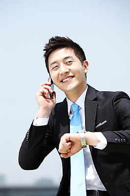 포토 JPG 주간 직업 라이프스타일 응시 남자 맨라이프 비즈니스 한명 미소 웃음 들기 사람 동양인 정장 상반신 20대 성인 야외 아웃포커스 비즈니스라이프 스마트폰 한국인 시간 직장인 비즈니스맨 전화기 손목시계 통화 남자만 남자한명만 성인남자만 청년만 청년남자만 청년남자한명만 성인한명만 성인남자한명만 성인만 국내포토 자연요소 1 시선 옷 시계 장신구 모션 촬영기법 표정 인종 청년 생활 핸드폰 스마트기기 파일형식