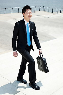 포토 JPG 주간 전신 직업 라이프스타일 남자 맨라이프 서류가방 가방 비즈니스 한명 미소 웃음 들기 사람 동양인 정장 20대 성인 야외 비즈니스라이프 걷기 한국인 직장인 비즈니스맨 출근 남자만 남자한명만 성인남자만 청년만 청년남자만 청년남자한명만 성인한명만 성인남자한명만 성인만 국내포토 자연요소 1 잡화 옷 모션 표정 인종 청년 생활 출퇴근 파일형식