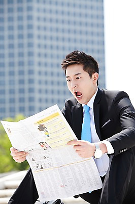 포토 JPG 주간 직업 라이프스타일 응시 남자 맨라이프 비즈니스 한명 들기 사람 앉기 동양인 정장 빌딩 20대 성인 야외 건물 아웃포커스 비즈니스라이프 놀람 한국인 직장인 비즈니스맨 신문 뉴스 신문읽기 남자만 남자한명만 성인남자만 청년만 청년남자만 청년남자한명만 성인한명만 성인남자한명만 성인만 국내포토 자연요소 1 건축물 시선 옷 감정 모션 촬영기법 표정 인종 청년 생활 간행물 읽기 파일형식