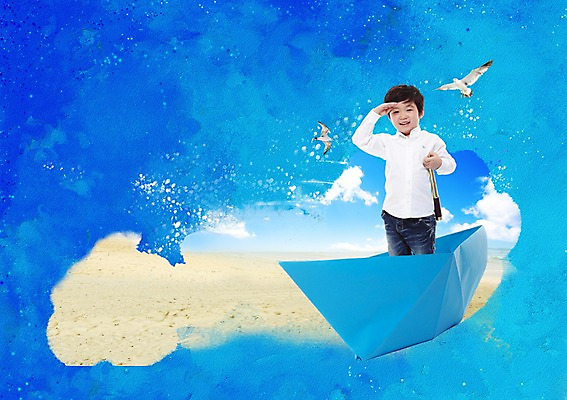 PSD 동물 구름 편집이미지 교육 남자 포스터 어린이 모래 바다 갈매기 조류 하늘 한명 서기 미소 웃음 사람 소년 모래사장 망원경 알림 전단 홍보물 종이배 선박 남자만 남자한명만 어린이만 소년만 소년한명만 이미지편집 자연요소 1 수상교통 모션 표정 종이접기 파일형식