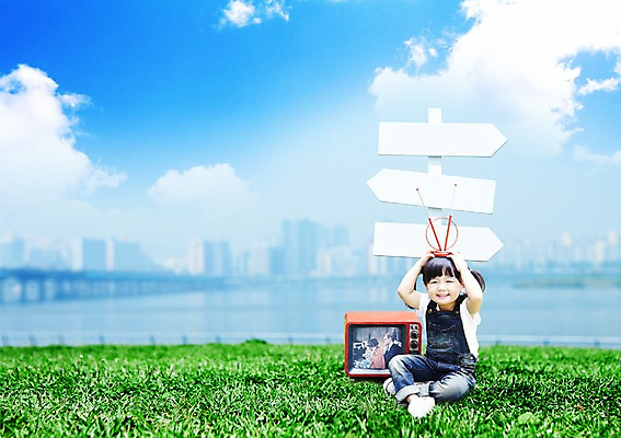 전신 PSD 식물 구름 편집이미지 여자 교육 포스터 화살표 어린이 하늘 안내 안테나 한명 미소 웃음 사람 앉기 소녀 빌딩 잔디 초원 건물 강 텔레비전 팻말 표지판 풀 알림 전단 홍보물 여자만 여자한명만 어린이만 소녀만 소녀한명만 이미지편집 자연요소 1 건축물 통신 모션 프레임 알림판 표정 전자제품 파일형식