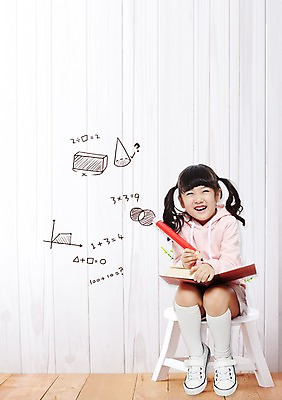 전신 PSD 편집이미지 여자 교육 포스터 어린이 의자 한명 미소 웃음 사람 앉기 소녀 책 독서 필기구 연필 알림 전단 홍보물 여자만 여자한명만 어린이만 소녀만 소녀한명만 이미지편집 1 가구 모션 문구용품 학용품 표정 파일형식