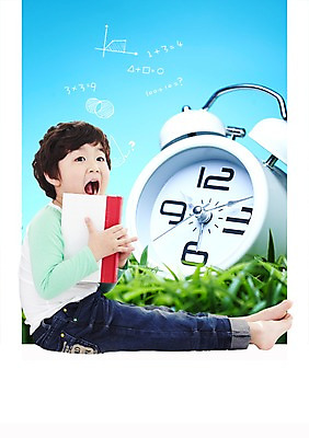 전신 PSD 편집이미지 교육 남자 포스터 어린이 시계 한명 미소 웃음 사람 앉기 소년 책 독서 자명종 시간 알림 전단 홍보물 괘종시계 괘종 남자만 남자한명만 어린이만 소년만 소년한명만 이미지편집 1 모션 표정 알람 파일형식