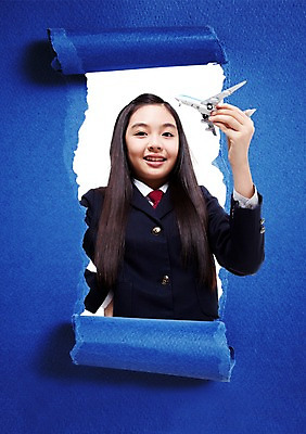 PSD 편집이미지 학생 여학생 여자 교육 교복 포스터 종이 중학생 청소년 비행기 한명 미소 웃음 들기 사람 상반신 10대 장난감 모형 알림 전단 홍보물 찢어짐 여자만 여자한명만 십대만 십대여자만 십대여자한명만 이미지편집 1 옷 항공교통 모션 대중교통 표정 파일형식