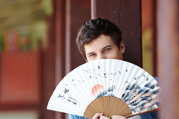 포토 JPG 주간 서양인 외국인 백인 한국문화 한국전통 전통 라이프스타일 건축물 남자 전통문화 문화 여행 고건축 한국건축 한국 한명 들기 사람 상반신 20대 성인 야외 건물 앞모습 아웃포커스 여행객 궁전 문화재 가림 기둥 부채 즐거움 경복궁 과거 전통체험 전통부채 국내여행 남자만 남자한명만 성인남자만 청년만 청년남자만 청년남자한명만 성인한명만 성인남자한명만 성인만 국내포토 자연요소 1 동양문화 건축 감정 아시아 뷰포인트 컨셉 모션 촬영기법 인종 청년 생활 체험 파일형식