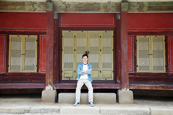 포토 JPG 주간 전신 서양인 외국인 백인 한국문화 한국전통 전통 라이프스타일 건축물 남자 전통문화 문화 여행 고건축 한국건축 한국 한명 미소 웃음 사람 앉기 20대 성인 야외 건물 앞모습 캐주얼 여행객 문 팔짱 궁전 문화재 기둥 마루 즐거움 경복궁 과거 전통문 전통체험 국내여행 남자만 남자한명만 성인남자만 청년만 청년남자만 청년남자한명만 성인한명만 성인남자한명만 성인만 국내포토 자연요소 1 동양문화 옷 건축 감정 아시아 뷰포인트 컨셉 모션 바닥 표정 인종 청년 생활 체험 파일형식