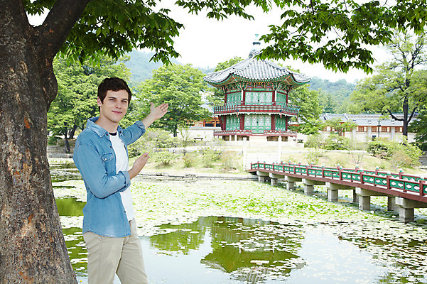 포토 JPG 주간 서양인 외국인 나무 식물 백인 한국문화 한국전통 전통 라이프스타일 건축물 남자 전통문화 문화 호수 여행 고건축 한국건축 안내 한국 한명 서기 미소 웃음 사람 손짓 20대 성인 야외 건물 옆모습 캐주얼 여행객 궁전 문화재 연못 즐거움 정자 경복궁 과거 전통체험 국내여행 향원정 향원지 가교 남자만 남자한명만 성인남자만 청년만 청년남자만 청년남자한명만 성인한명만 성인남자한명만 성인만 국내포토 자연요소 1 동양문화 옷 건축 감정 아시아 뷰포인트 컨셉 모션 표정 인종 청년 생활 체험 누각 파일형식